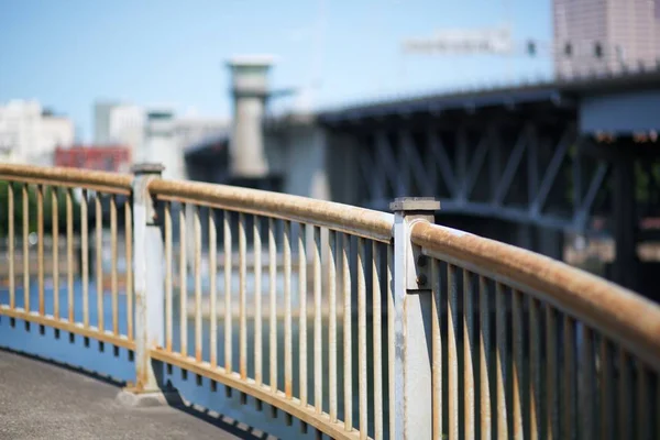 Zakrzywione Balustrady Stalowe Miękkiego Mostu Ostrości Nieba Portland Oregon — Zdjęcie stockowe