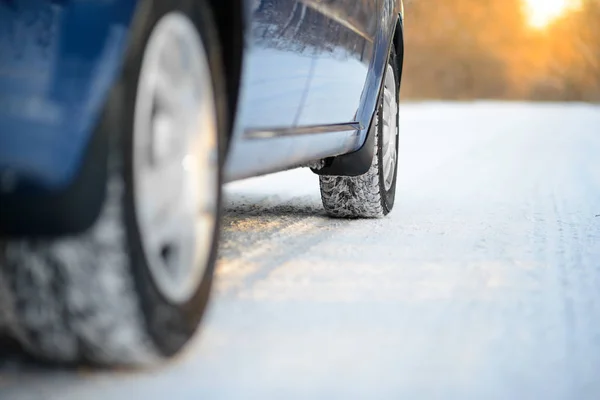 Imagem Close Pneu Carro Inverno Estrada Nevado Conduzir Conceito Seguro — Fotografia de Stock