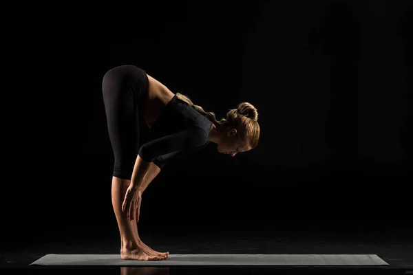 Mujer Joven Estirando Sus Piernas Esterilla Yoga —  Fotos de Stock