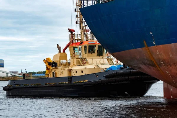 Remorkér Loď Závěsné Modré Hromadný Dopravce Přístavu Riga — Stock fotografie