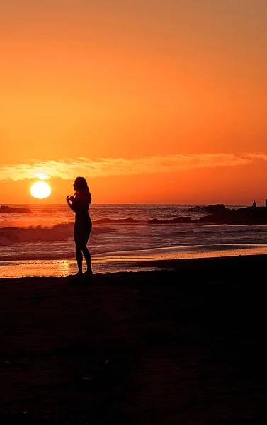 Σιλουέτα Της Νεαρής Γυναίκας Απολαμβάνοντας Την Παραλία Στο Ηλιοβασίλεμα Στη — Φωτογραφία Αρχείου