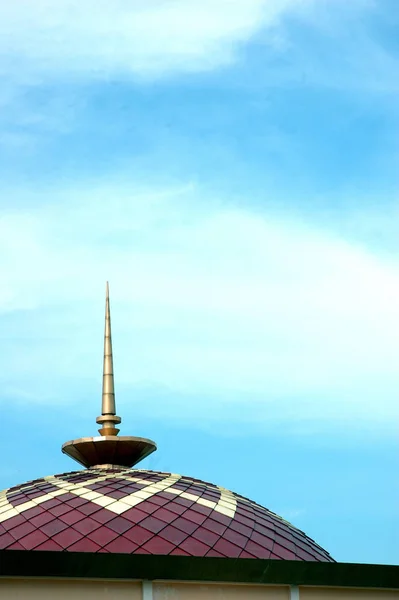 Купол Мечети Против Голубого Неба — стоковое фото