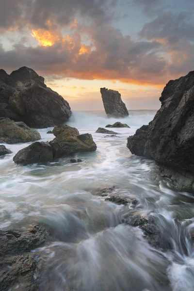 Deniz Feneri Plajı Ndaki Kayaların Kanalından Gelen Güzel Akıntılar Gün — Stok fotoğraf