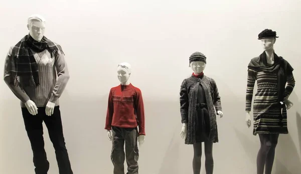 Una Familia Maniquíes Detrás Vitrina — Foto de Stock