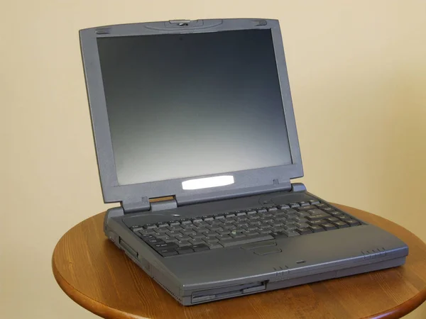 Caderno Típico Com Tela Prata Computador Uma Mesa — Fotografia de Stock