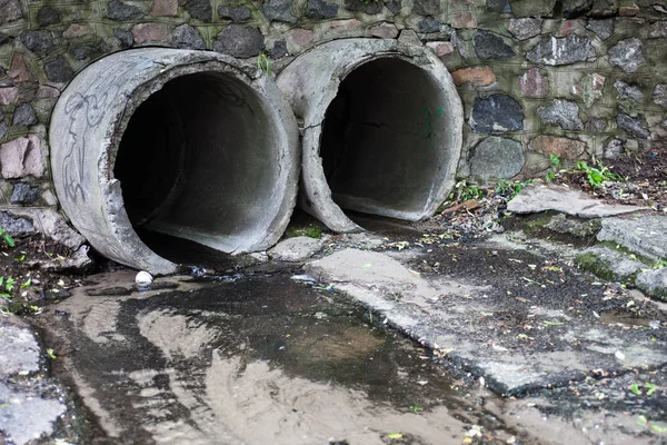 Dos Grandes Tuberías Escorrentía Hormigón Que Descargan Agua — Foto de Stock