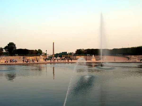 Pulverizando Água Perto Famosa Praça Concorde Com Obelisco Paris França — Fotografia de Stock