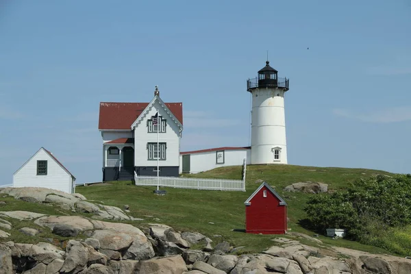 Phare Avec Dépendances Perché Sur Paysage Rocheux Avec Cour Verte — Photo