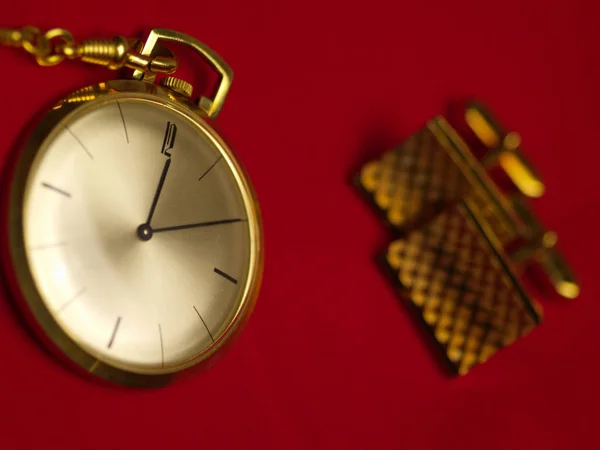 Reloj Bolsillo Oro Gemelos Terciopelo Rojo —  Fotos de Stock