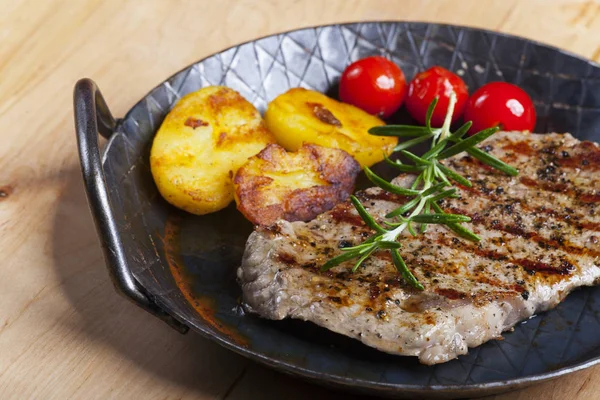 Steak Grillé Romarin Dans Une Casserole — Photo