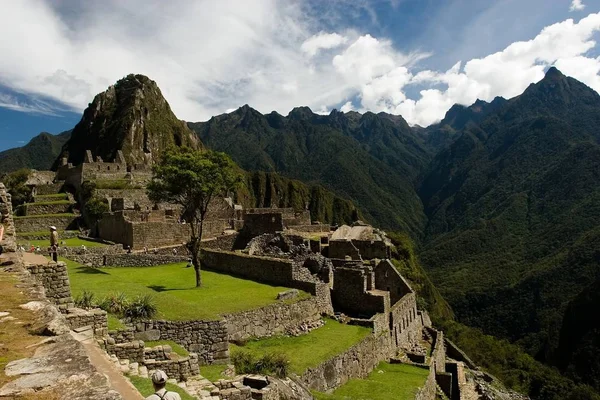 Machu Picchu Sitio Precolombino Inca Ubicado Una Cresta Montaña Sobre — Foto de Stock