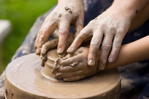 Vasaio Mani Guida Bambino Mani Aiutarlo Lavorare Con Ruota Ceramica — Foto Stock