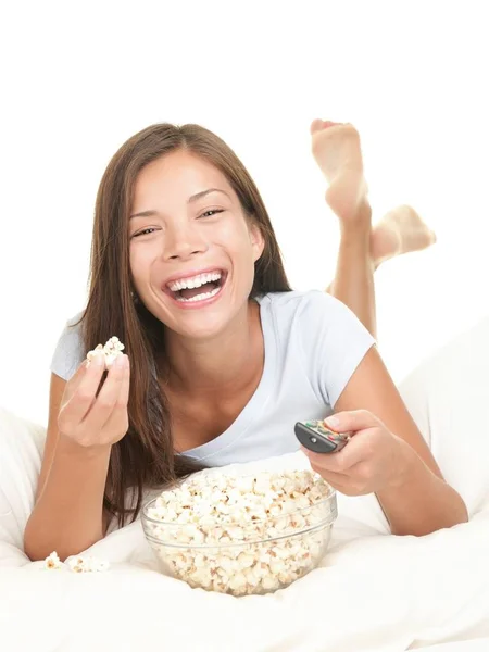 Mädchen Die Lachend Film Fernsehen Schauen Und Spaß Beim Popcorn — Stockfoto