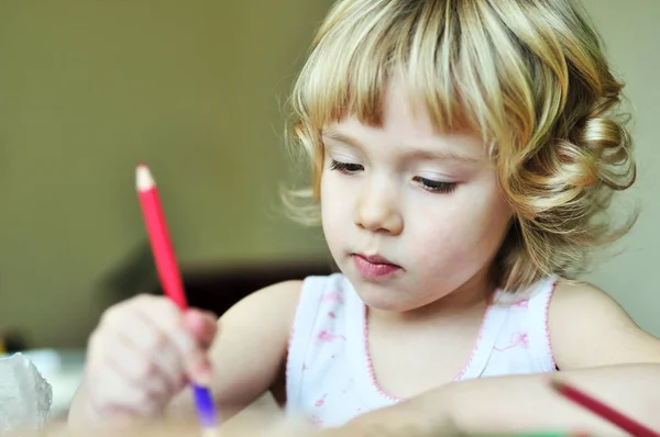 Ernsthafte Kleine Mädchen Zeichnen Weichen Fokus — Stockfoto