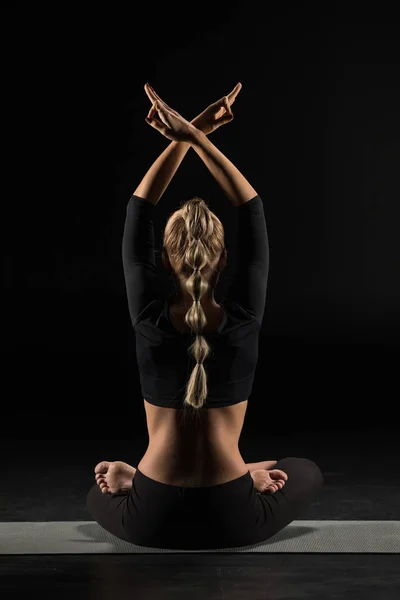 Vista Trasera Mujer Sentada Posición Loto Meditando —  Fotos de Stock