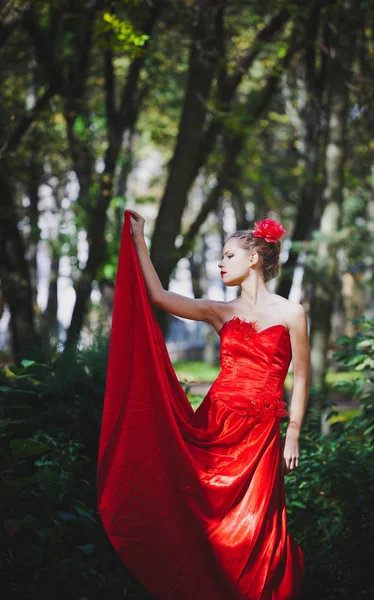 Modelo Rojo Vestido Flor Cabello Parque Vista Lápiz Labial Otoño —  Fotos de Stock