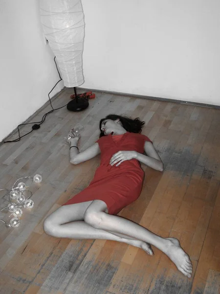 Жінка Червоному Лежить Землі — стокове фото