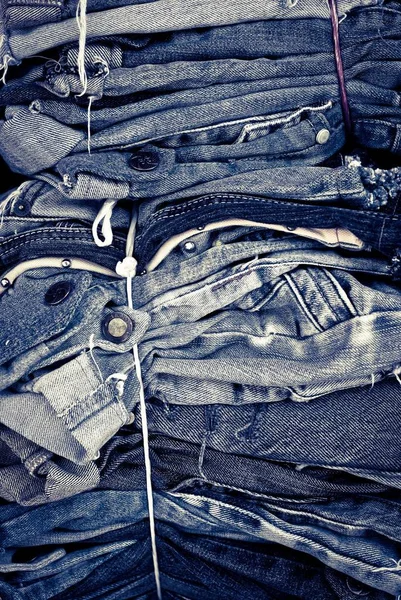 Stapel Blue Jeans — Stockfoto