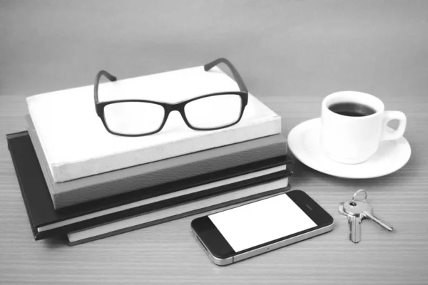 Café Teléfono Llave Anteojos Pila Libro Sobre Fondo Mesa Madera — Foto de Stock