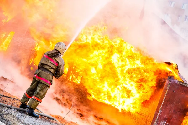 Brandweerman Blust Een Brand Een Oud Houten Huis — Stockfoto