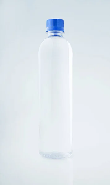 Снимок Бутылки Водой Студии Нейтральном Фоне — стоковое фото