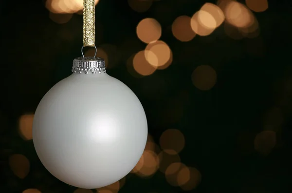 Witte Kerst Ornament Tegen Verlichte Kerstboom — Stockfoto