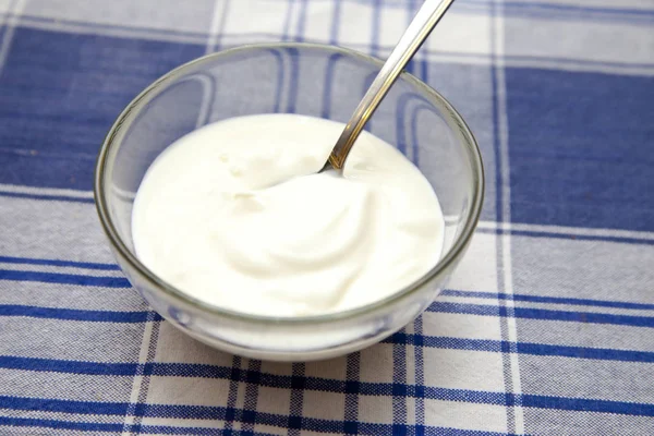 Yogurt Una Ciotola Con Cucchiaio Sul Tavolo — Foto Stock
