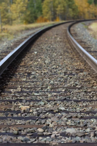 Planda Odaklanmış Demiryolu Raylarının Zarif Metaforik Eğrisi Önlerinde Bilinmeyenler Ile — Stok fotoğraf