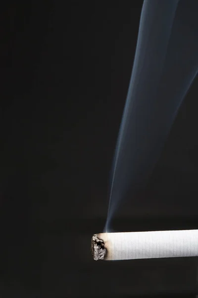 Cigarette Sur Fond Noir Brûlant Fumée — Photo