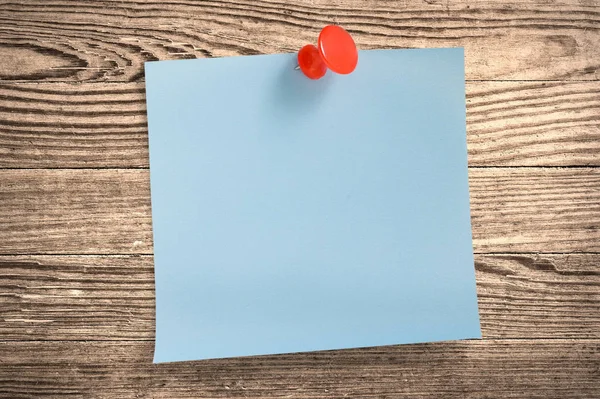 Catatan Kertas Biru Dengan Thumbtack Permukaan Kayu Tapak Kliping — Stok Foto