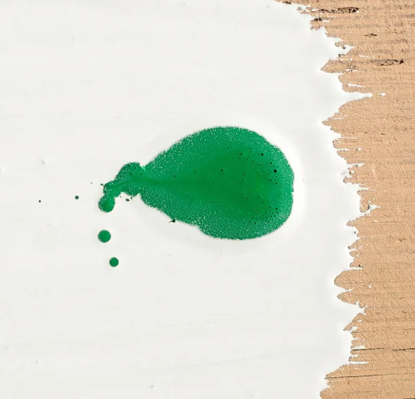 Κοντινό Πλάνο Σταγόνες Πράσινο Χρώμα Άσπρο Φόντο — Φωτογραφία Αρχείου