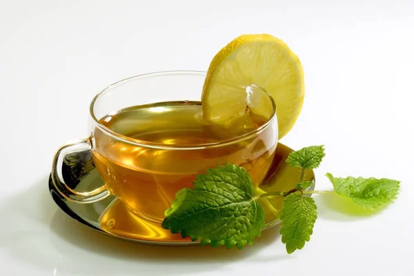 Чай Лимонного Бальзама Стакане Гарниром Светлом Фоне — стоковое фото