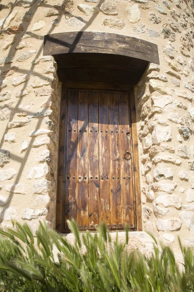 实木棕色门的磨房在贝尔蒙特村西班牙 — 图库照片