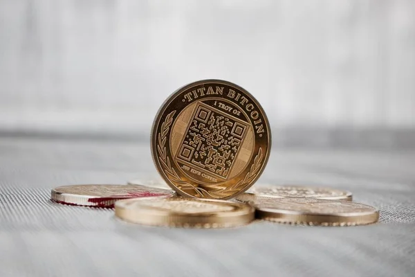 Moneda Digital Oro Físico Titán Bitcoin Dinero Concepto Empresarial — Foto de Stock