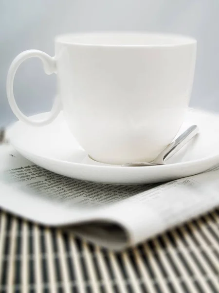 Koffiekopje Krant — Stockfoto