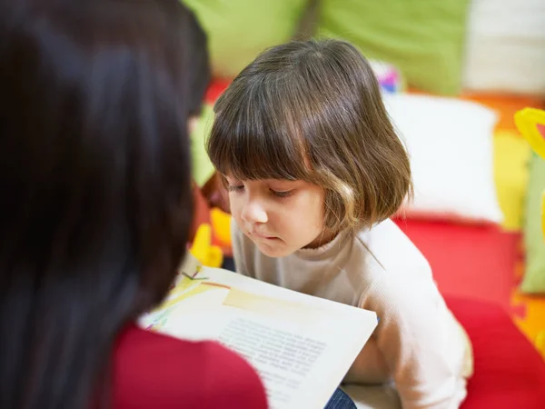 Jahre Mädchen Hören Märchen Kindergarten Horizontale Form — Stockfoto