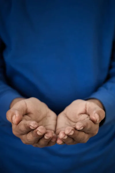 Dua Pozisyonunda Fakir Bir Insanın Iki Kirli Eli — Stok fotoğraf