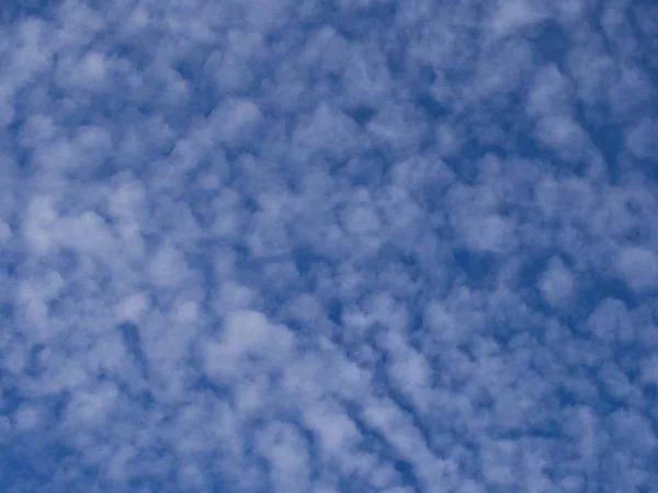 Blå Himmel Med Vita Fluffiga Moln Textur Bakgrund — Stockfoto