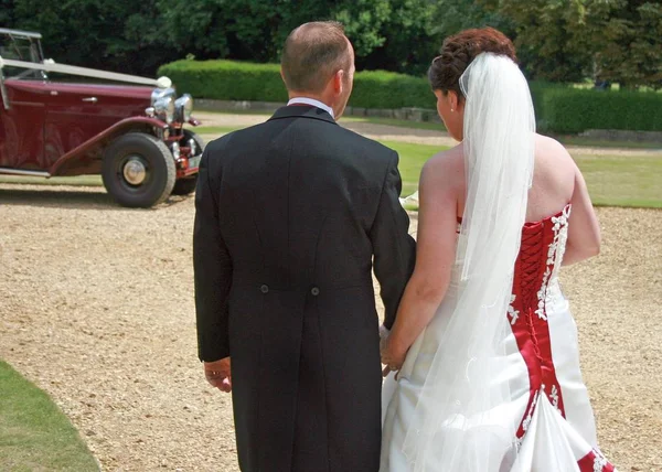 Возвращение Жениха Невесты Свадебному Автомобилю — стоковое фото
