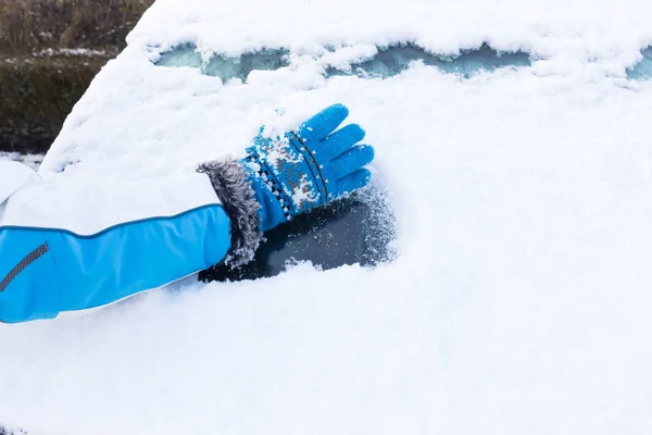 Βραχίονας Μπλε Γάντι Απομάκρυνση Χιονιού Από Αυτοκίνητο Windowin Χειμερινής Περιόδου — Φωτογραφία Αρχείου
