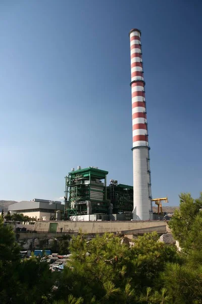 Stoom Elektriciteitscentrale Met Hoge Rode Witte Schoorsteen Piraeus Athene Griekenland — Stockfoto