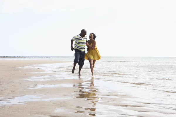 Romántica Pareja Joven Corriendo Largo Costa Playa Sosteniendo Las Manos —  Fotos de Stock