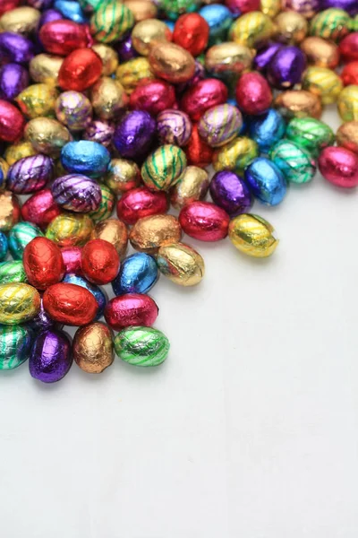 Uma Pilha Ovos Chocolate Páscoa Coloridos Com Espaço Cópia — Fotografia de Stock