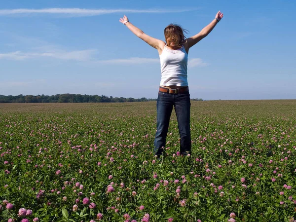 Hermosa Joven Atractiva Mujer Feliz Chica Saltando Campo Flores Soleadas —  Fotos de Stock