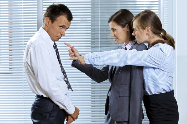 Affärskvinnor Skriker Affärsman Office — Stockfoto