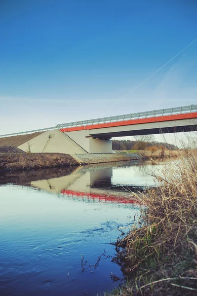 Autobahnbrücke Über Den Fluss Frühjahr — Stockfoto