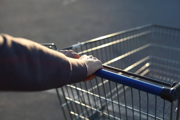 Einkaufswagen Die Hand Nehmen Und Einkaufen Gehen — Stockfoto