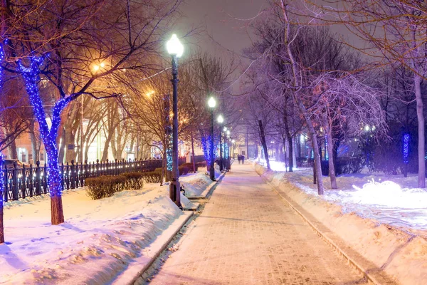 公园胡同在冬季晚上在12月新年之前 莫斯科 俄罗斯 — 图库照片