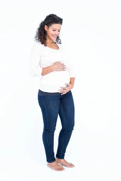 Mujer Embarazada Feliz Sosteniendo Abdomen Contra Fondo Blanco — Foto de Stock