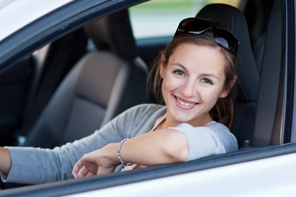 Jolie Jeune Femme Conduisant Nouvelle Voiture — Photo